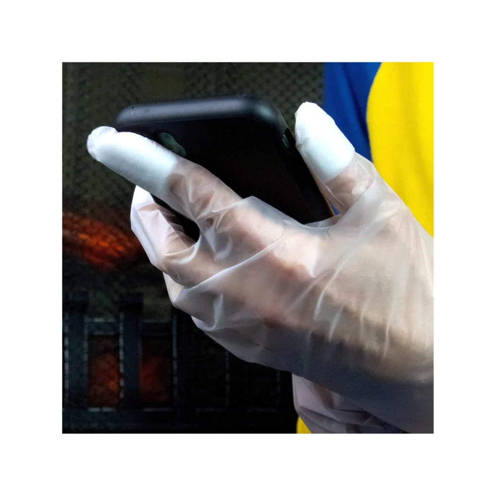 Remove gel nail polish with sNails Gloves, allows you to use the phone while you wait,